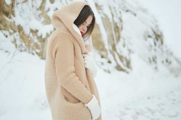 How to Select the Most Flattering Winter Coat for Curvy Figures in Cold British Climates?