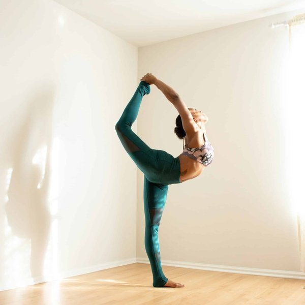 What Are the Best Fabrics for Yoga Leggings to Ensure Maximum Stretch and Comfort in UK Studios?
